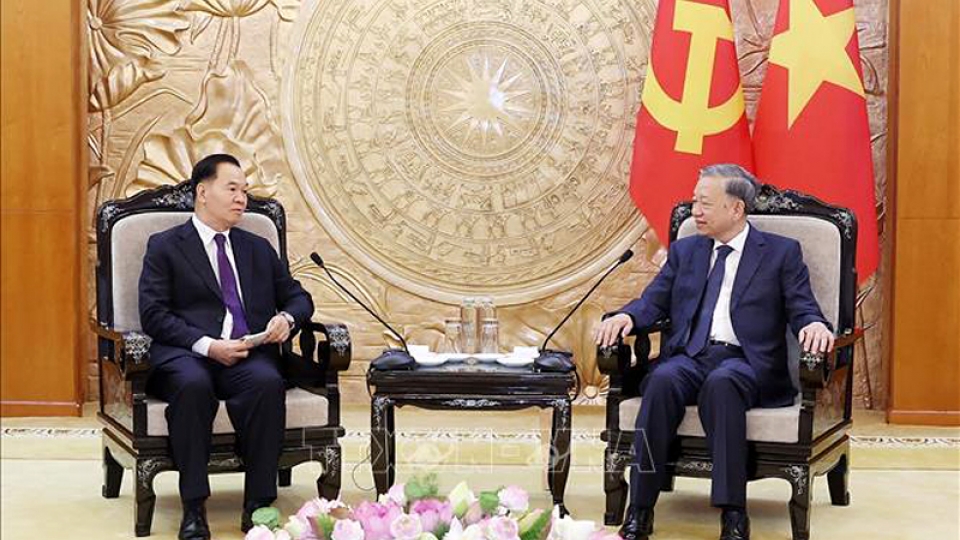 Party leader To Lam receives Lao official in Hanoi